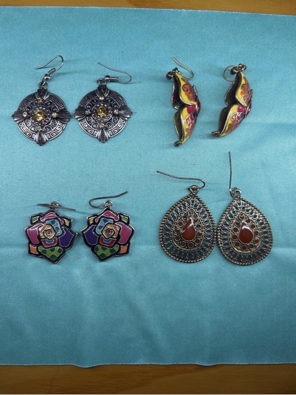 Set of 4 Earring Pairs In Bright Colors